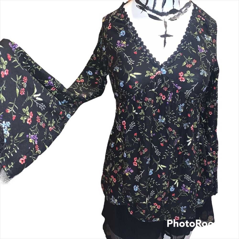 Floral bell sleeve flare babydoll lace trim black blouse top shirt tie v neck m